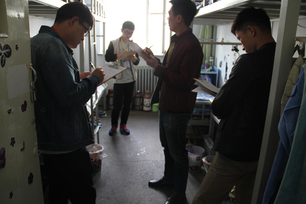 我院学生干部对宿舍进行评分